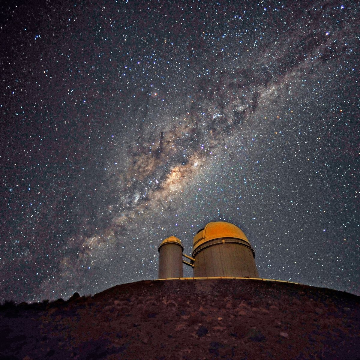 CC BY 4.0: https://commons.wikimedia.org/wiki/File:The_Galactic_Centre_above_the_ESO_3.6-metre_telescope.jpg