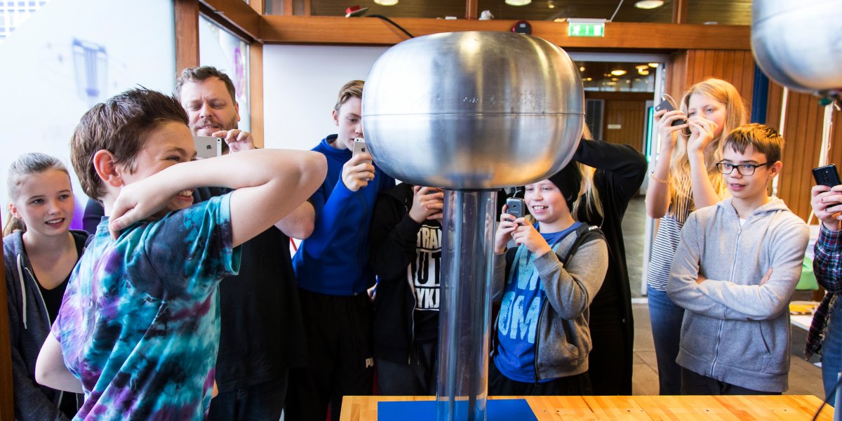 Nemendur skoða Van de Graaff rafhleðslutæki í Vísindasmiðjunni.