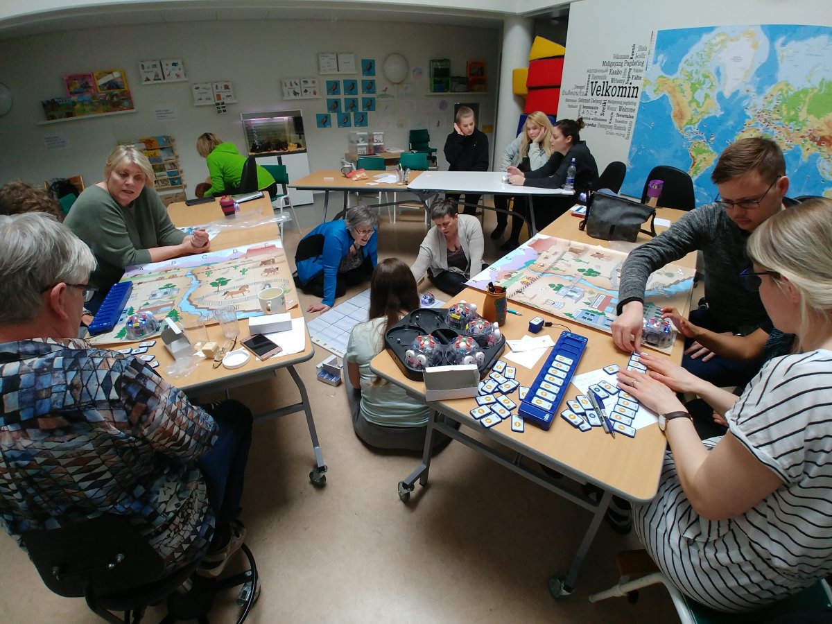 Starfshópur vinnur saman við borð í tengslum við SFS vísindasmiðjur.