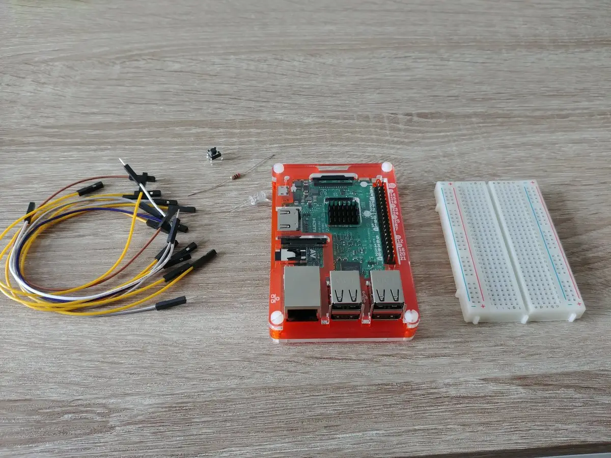 Yfirlitsmynd af Raspberry Pi, brauðbretti, tengivírum og ljóstvisti