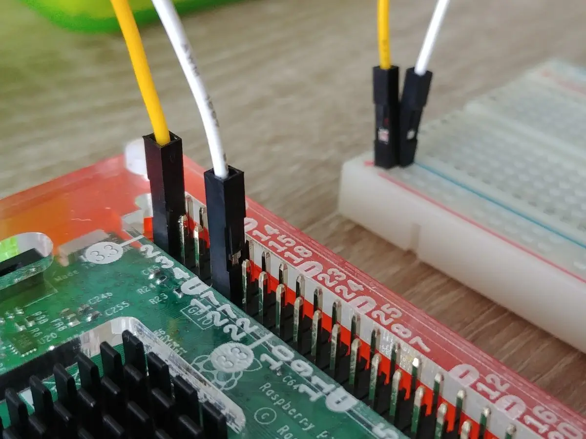 Plús og mínus tengt í brauðbretti frá Raspberry Pi