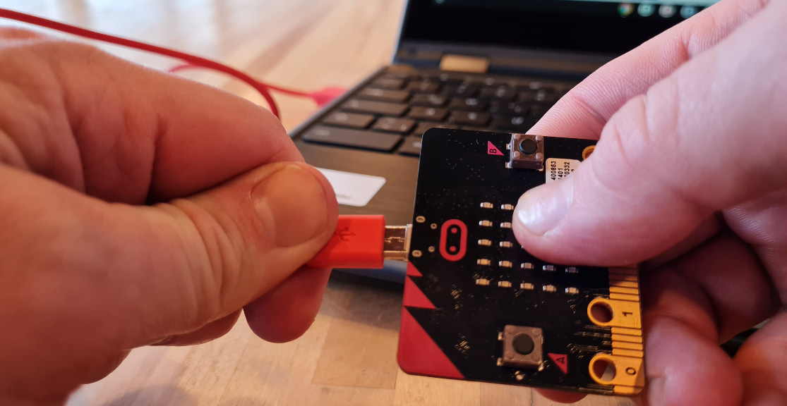 Microbit tengdur við tölvu með USB snúru