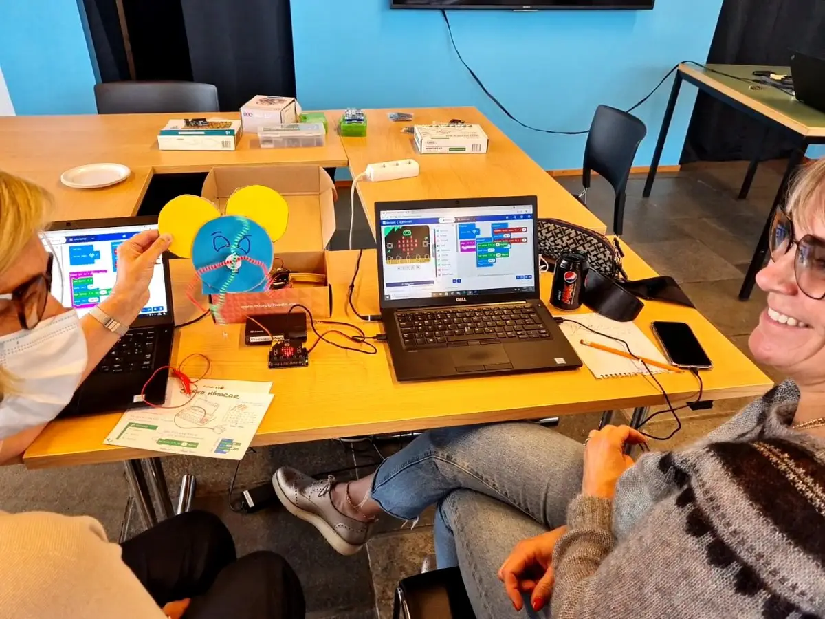 Kennarar með micro:bit afurð