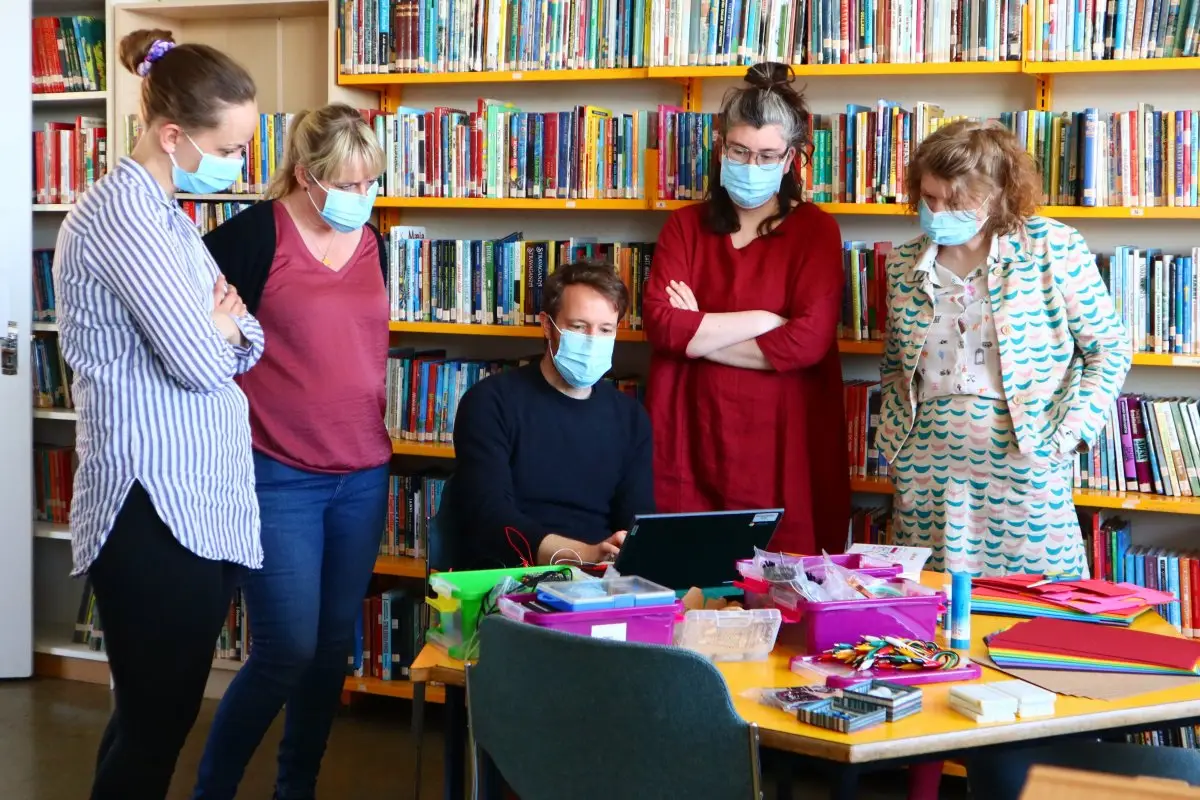 Kennarar vinna með micro:bit á Hólmavík