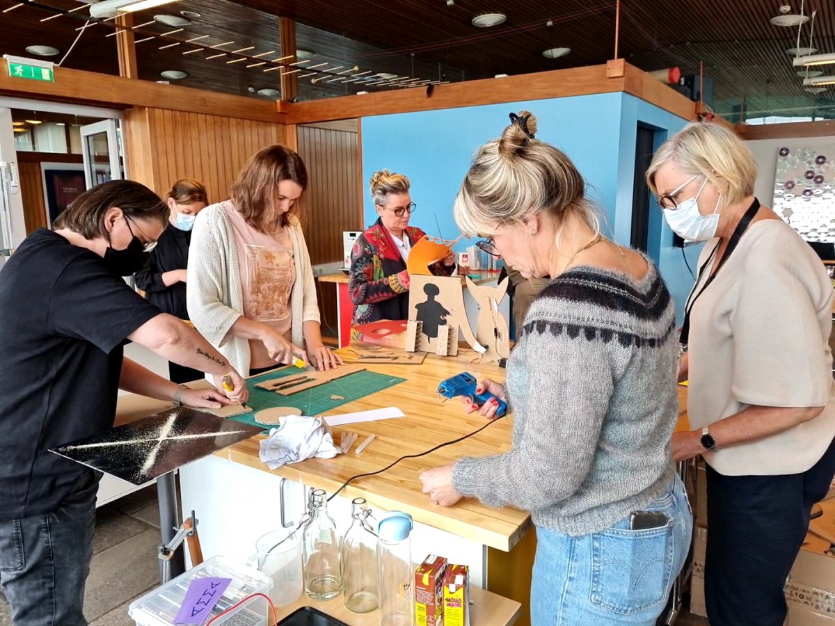 Kennarar við efnisveitu í micro:bit smiðju