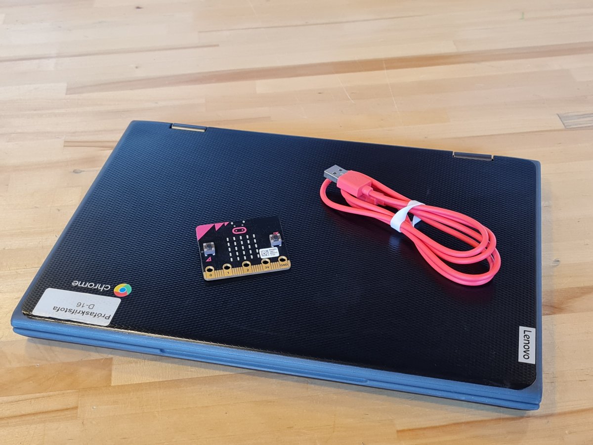 Microbit tengdur við Chromebook með USB snúru