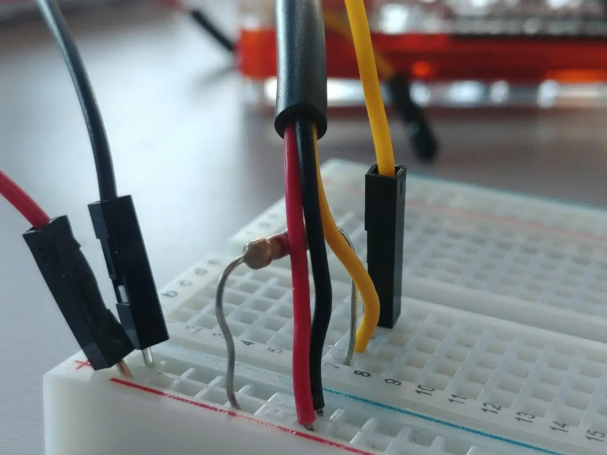 DS18B20 hitanemi tengdur við Raspberry Pi með brauðbretti